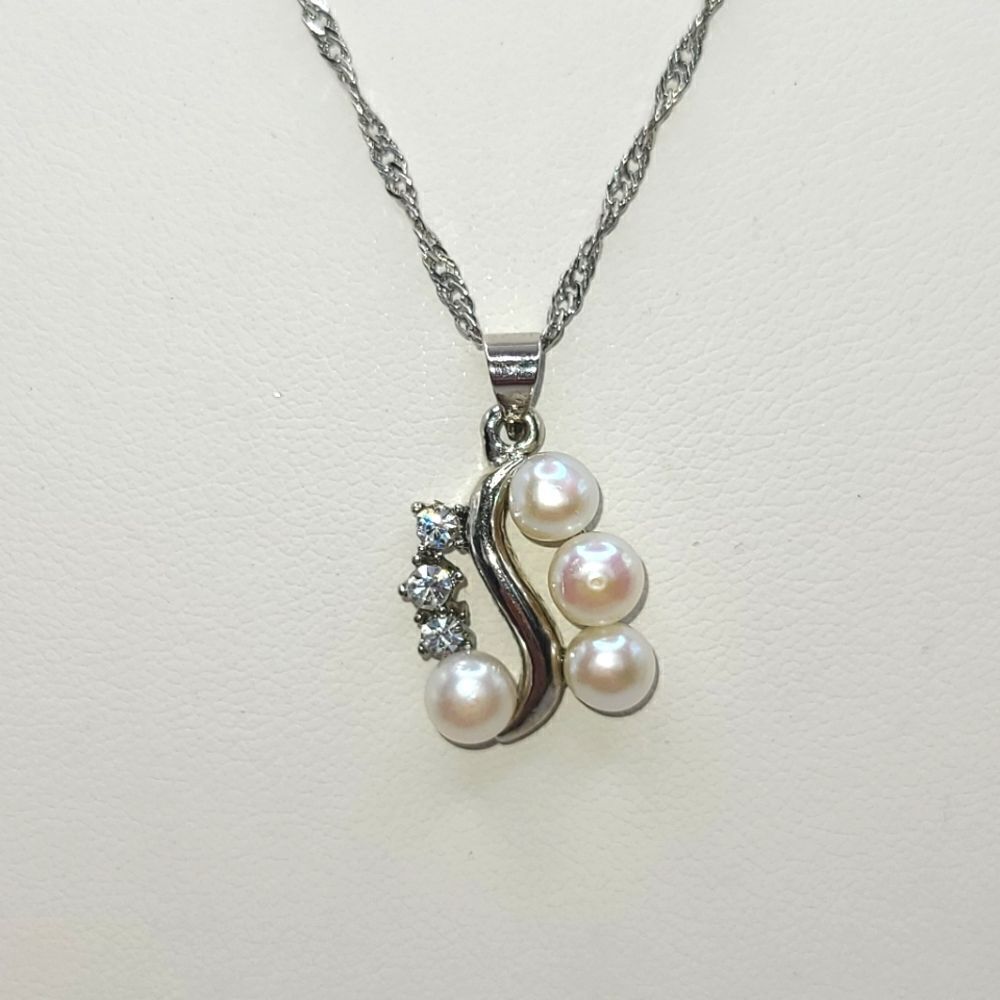 Faux Pearl and Rhinestone silvertone necklace - Picture 2 of 6
